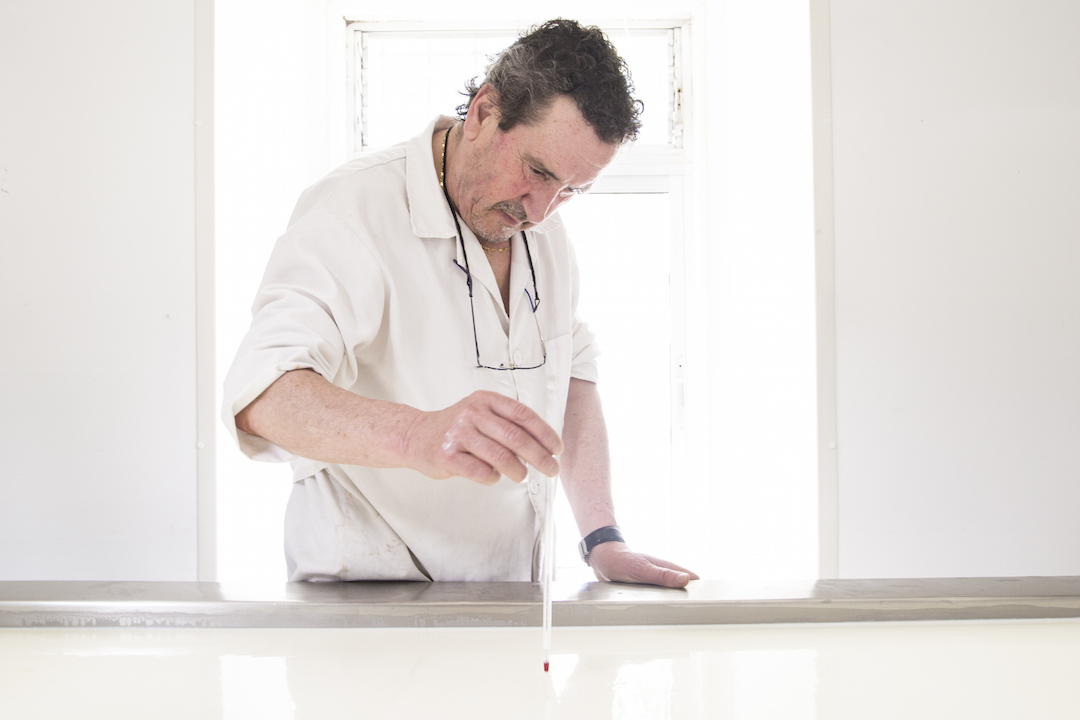 Daniel Torres controlando la temperatura de la leche. Foto: Jorge Gutiérrez Narro