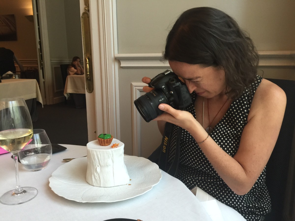 Yanet Acosta toma foto del Cupcake de huevo de codorniz y trufa. The Foodie Studies.