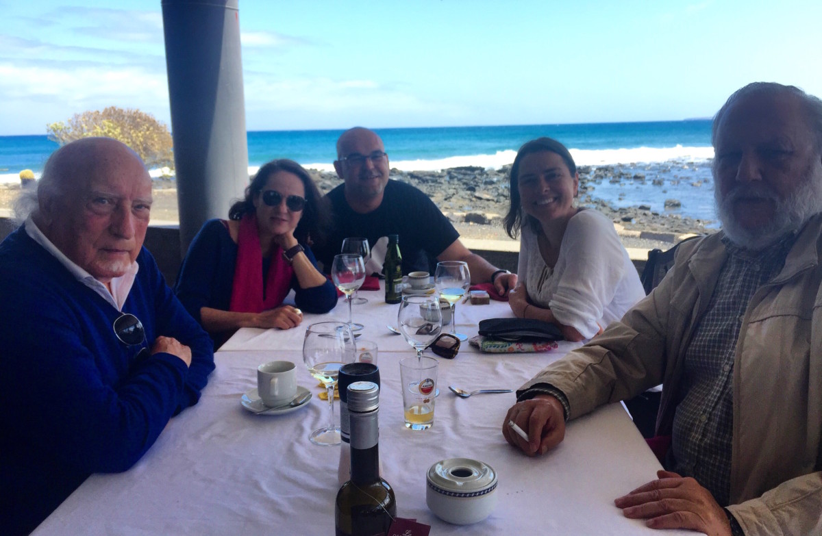 De izquierda a derecha: Manuel Vicent, Marta Sanz, Alexis Ravelo, Yanet Acosta y Ángel Sánchez Harguindey en el Cangrejo Colorao. Fuerteventura.