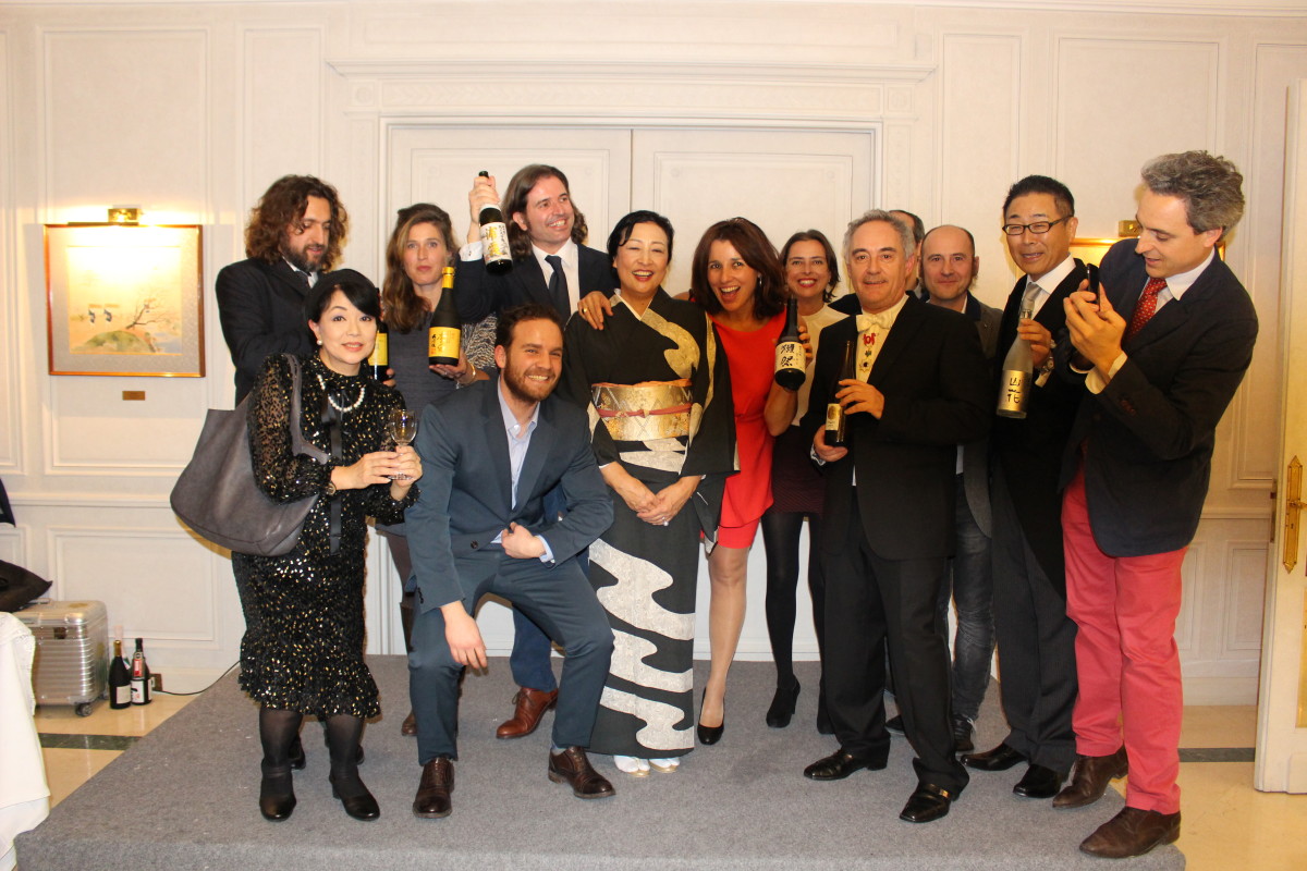 Foto de grupo al término del acto de entrega de la Orden del Sol Naciente a Ferran Adrià 
