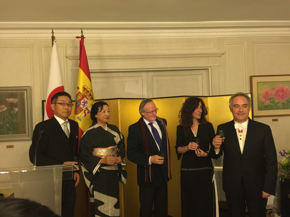 Ferran Adrià recibe la Orden del Sol Naciente de manos del embajador del Japón. The Foodie Studies.